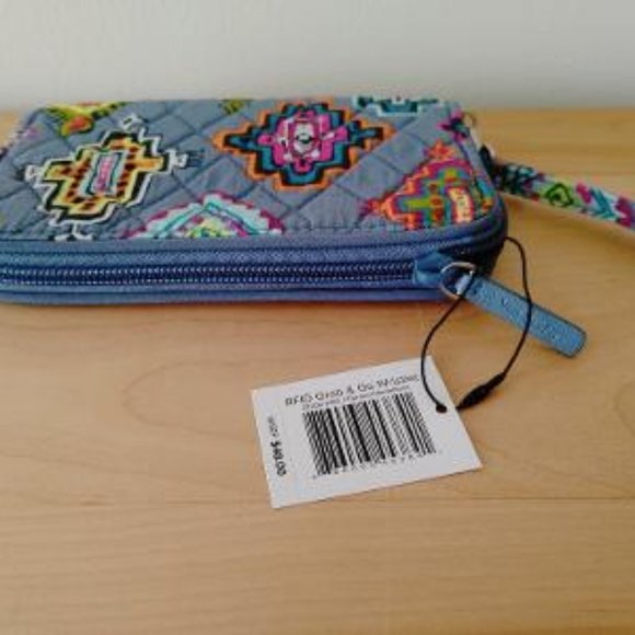 Vera Bradley Handbags - VERA BRADLEY RFID Grab & Go Wristlet BNWT